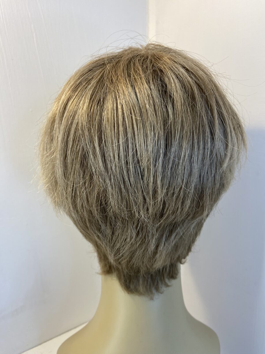 Short blonde wig. Blss509