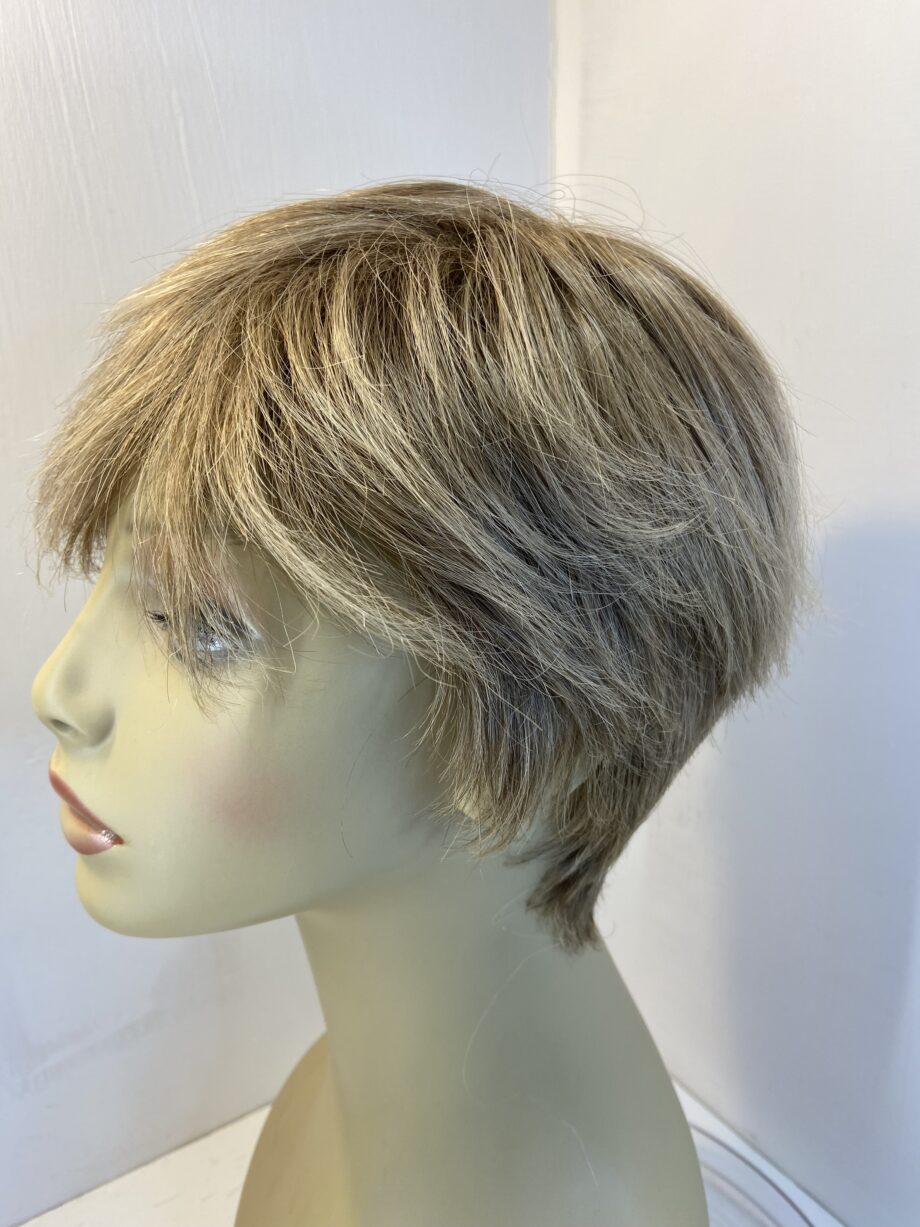 Short blonde wig. Blss509