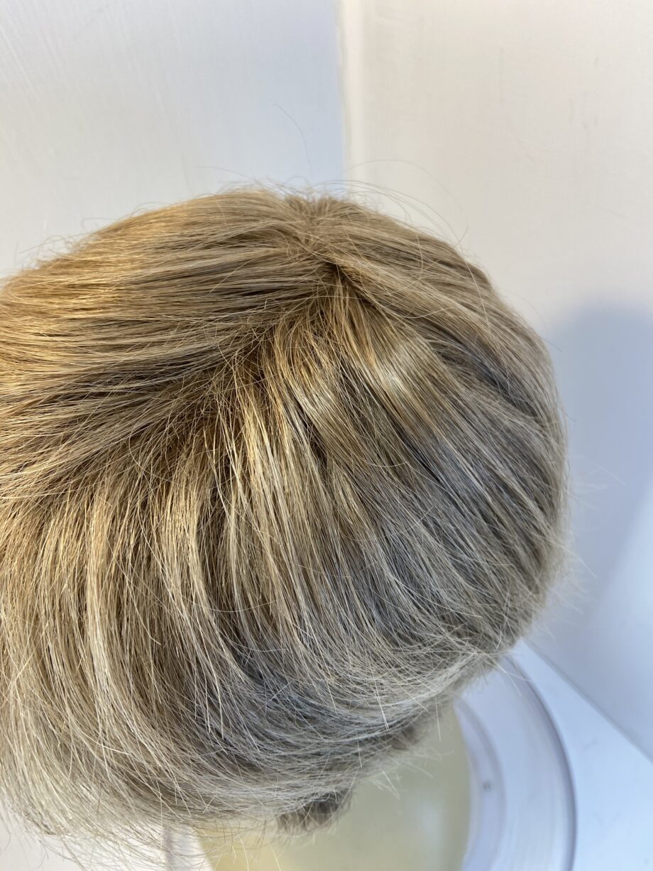 Short blonde wig. Blss509