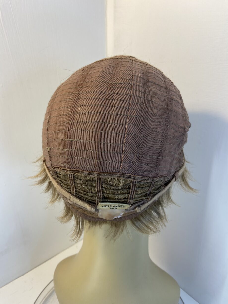 Short blonde wig. Blss509
