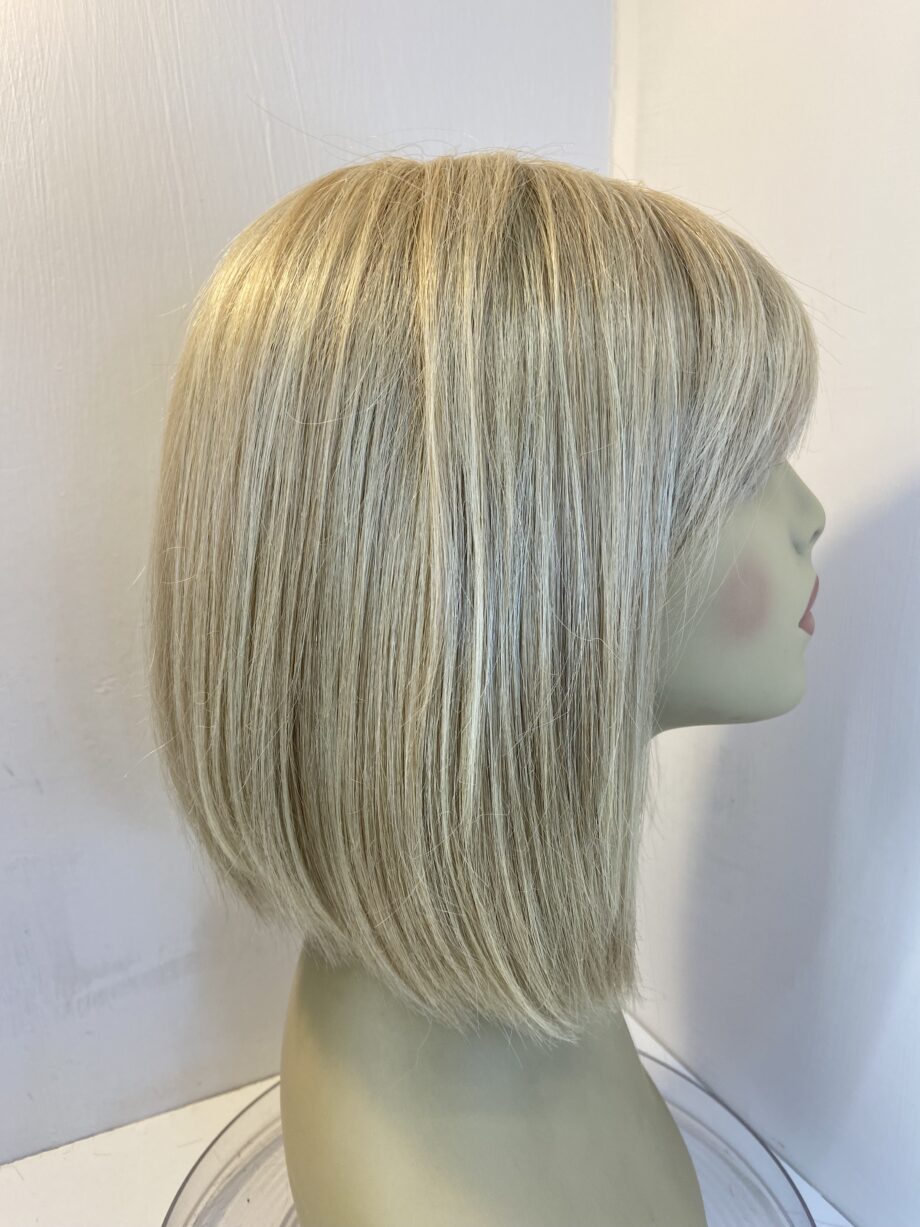 Stunning light blonde wig. Blms511