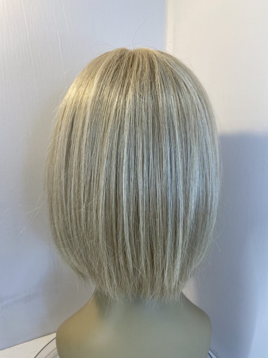 Stunning light blonde wig. Blms511