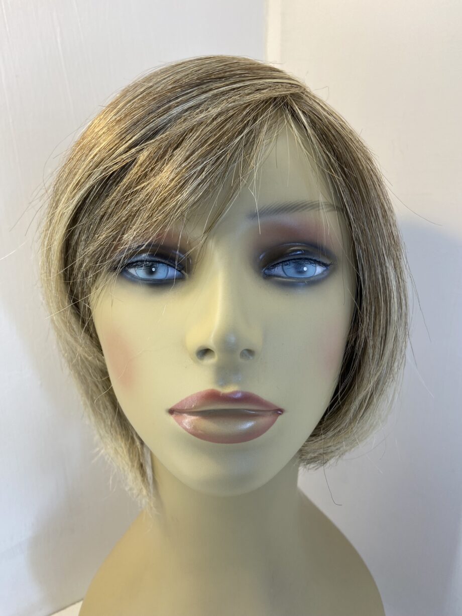 Stylish blonde shiny wig. Blms601