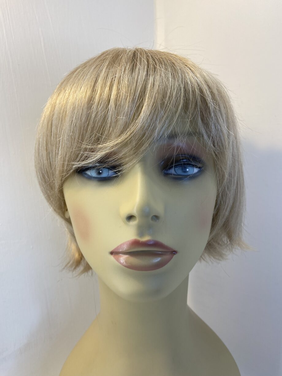Short blonde natural image wig. Bblss505