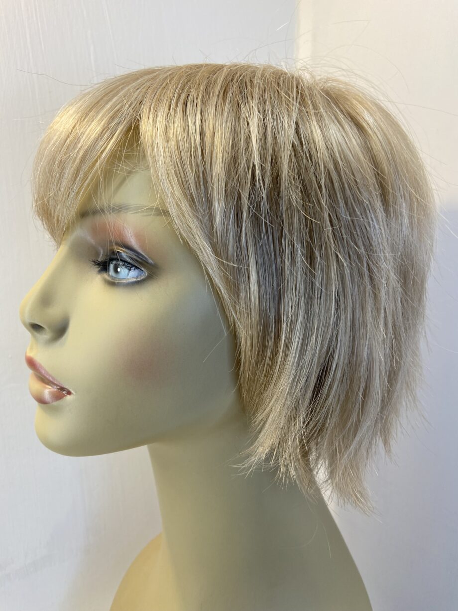 Short blonde natural image wig. Bblss505