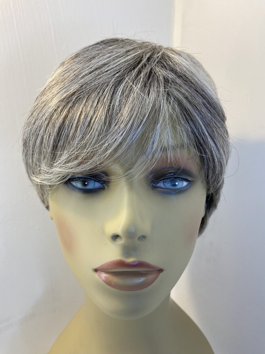 Grey short stylish wig. Gss609