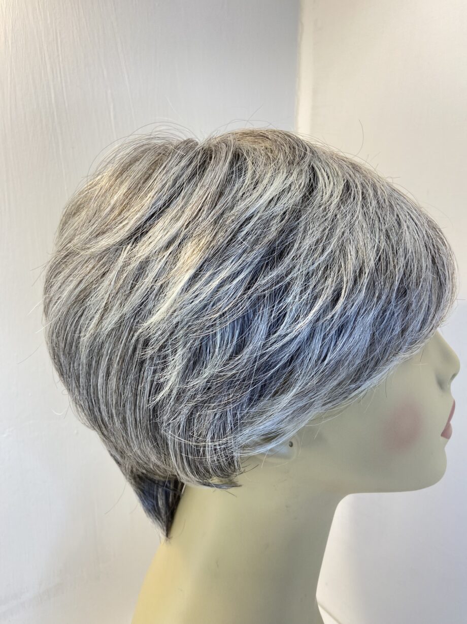 Grey short stylish wig. Gss609