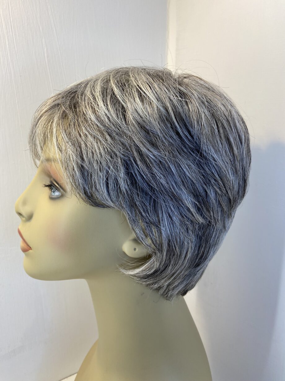 Grey short stylish wig. Gss609