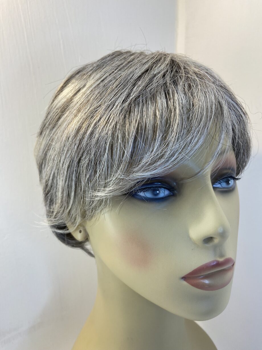 Grey short stylish wig. Gss609