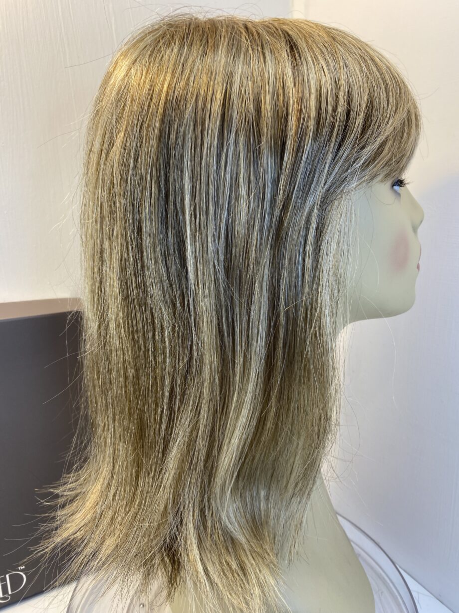 Beautiful blonde long wig. Bblls616