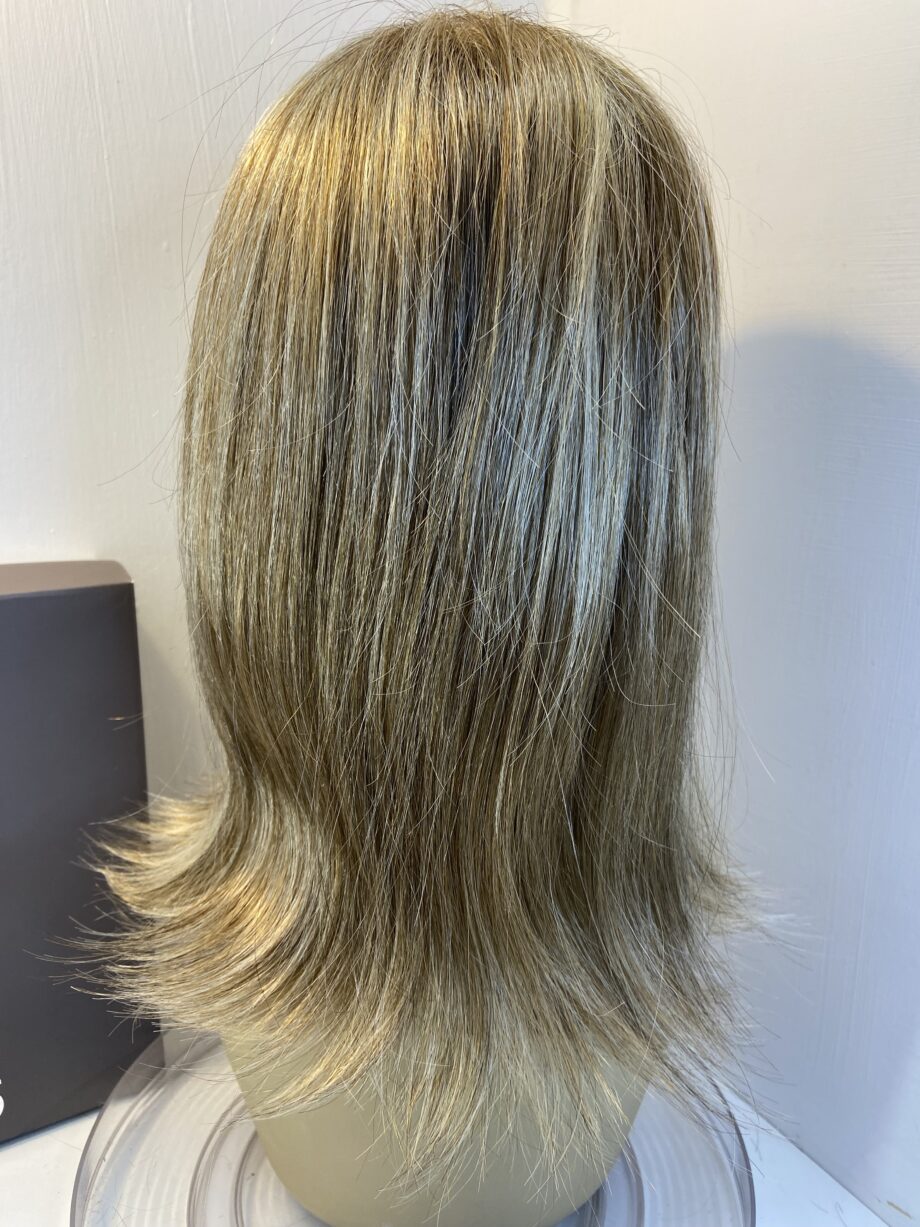 Beautiful blonde long wig. Bblls616