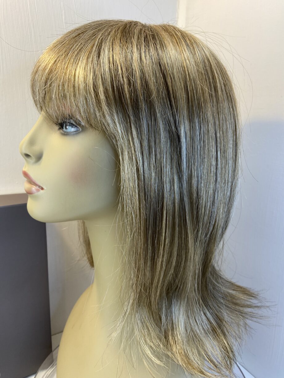 Beautiful blonde long wig. Bblls616