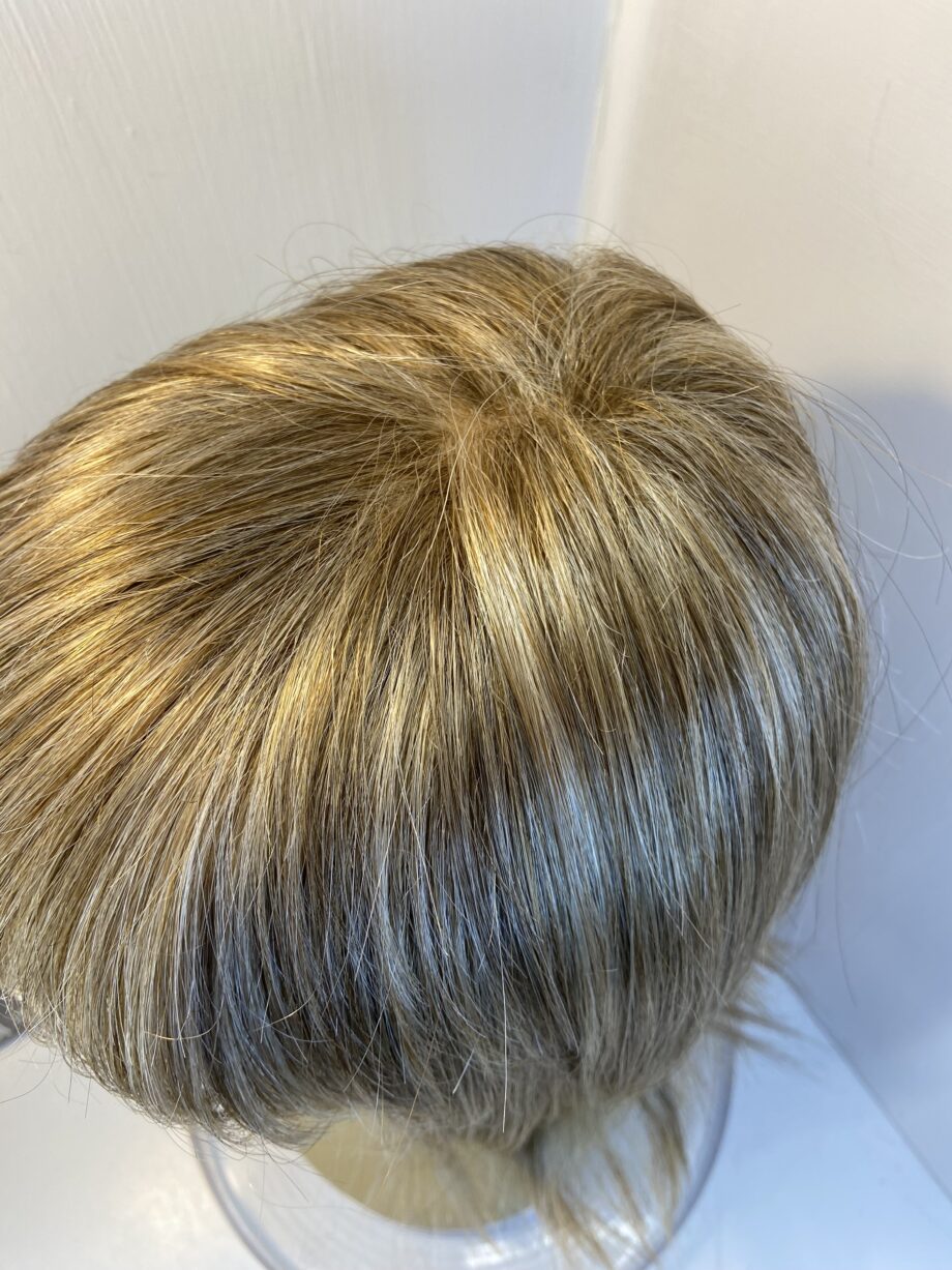 Beautiful blonde long wig. Bblls616