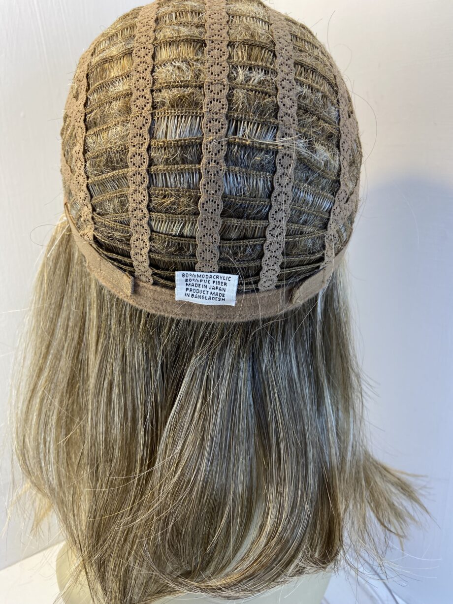 Beautiful blonde long wig. Bblls616