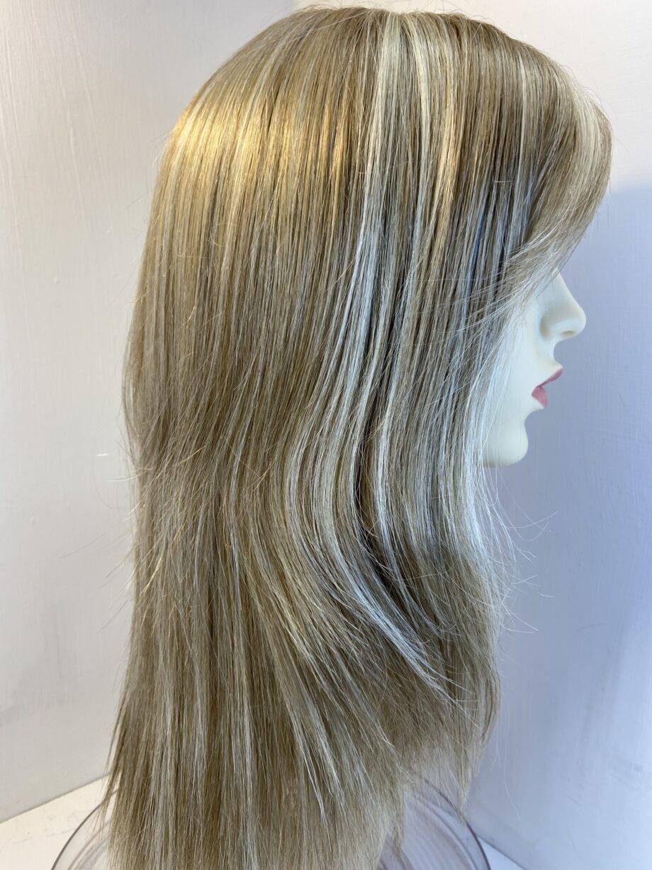 Stunning blonde long wig. Blls585