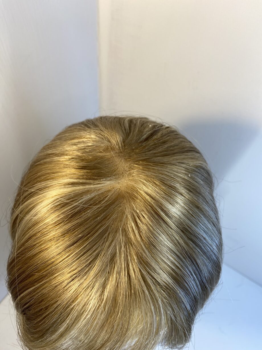 Stunning blonde long wig. Blls585