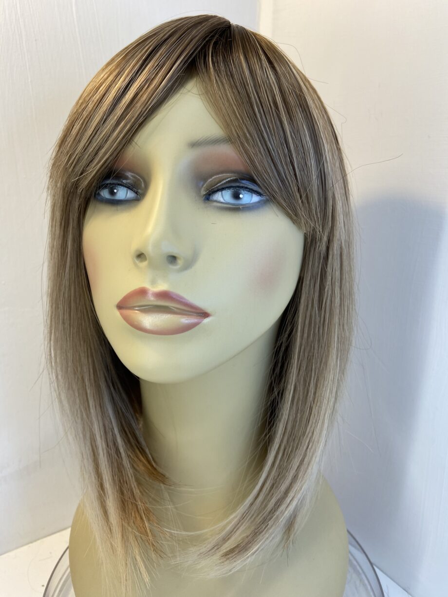 Rooted blonde long wig. Blls586