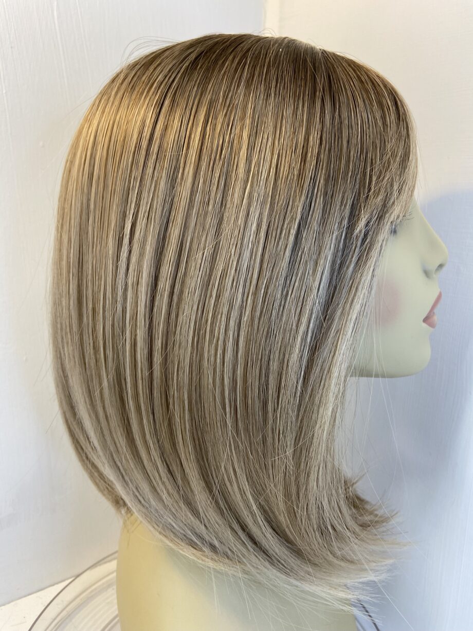 Rooted blonde long wig. Blls586