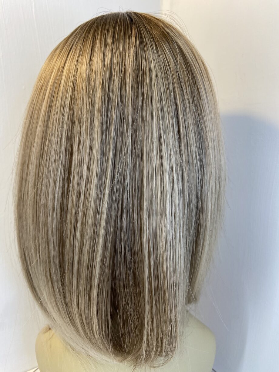 Rooted blonde long wig. Blls586