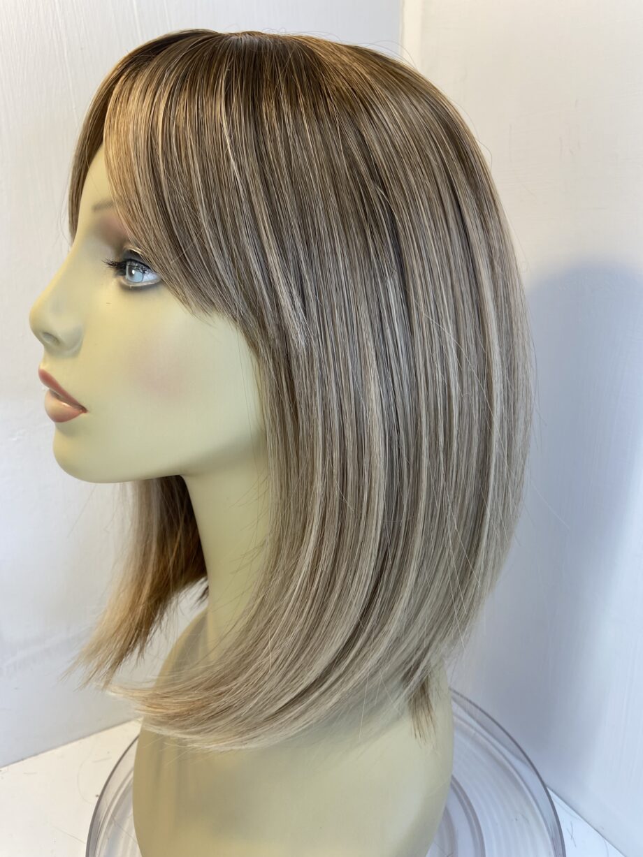 Rooted blonde long wig. Blls586