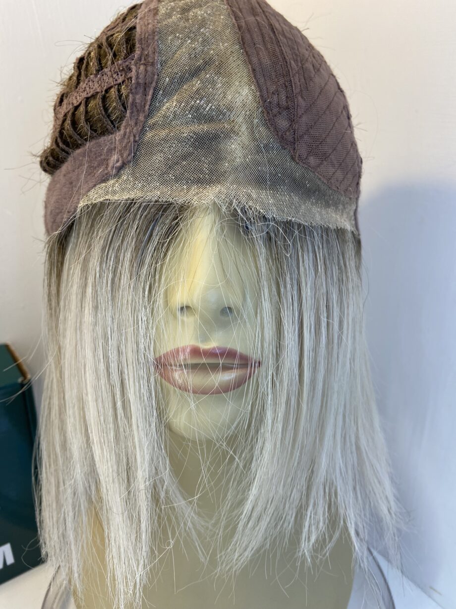 Blonde rooted song wig. Bblls616