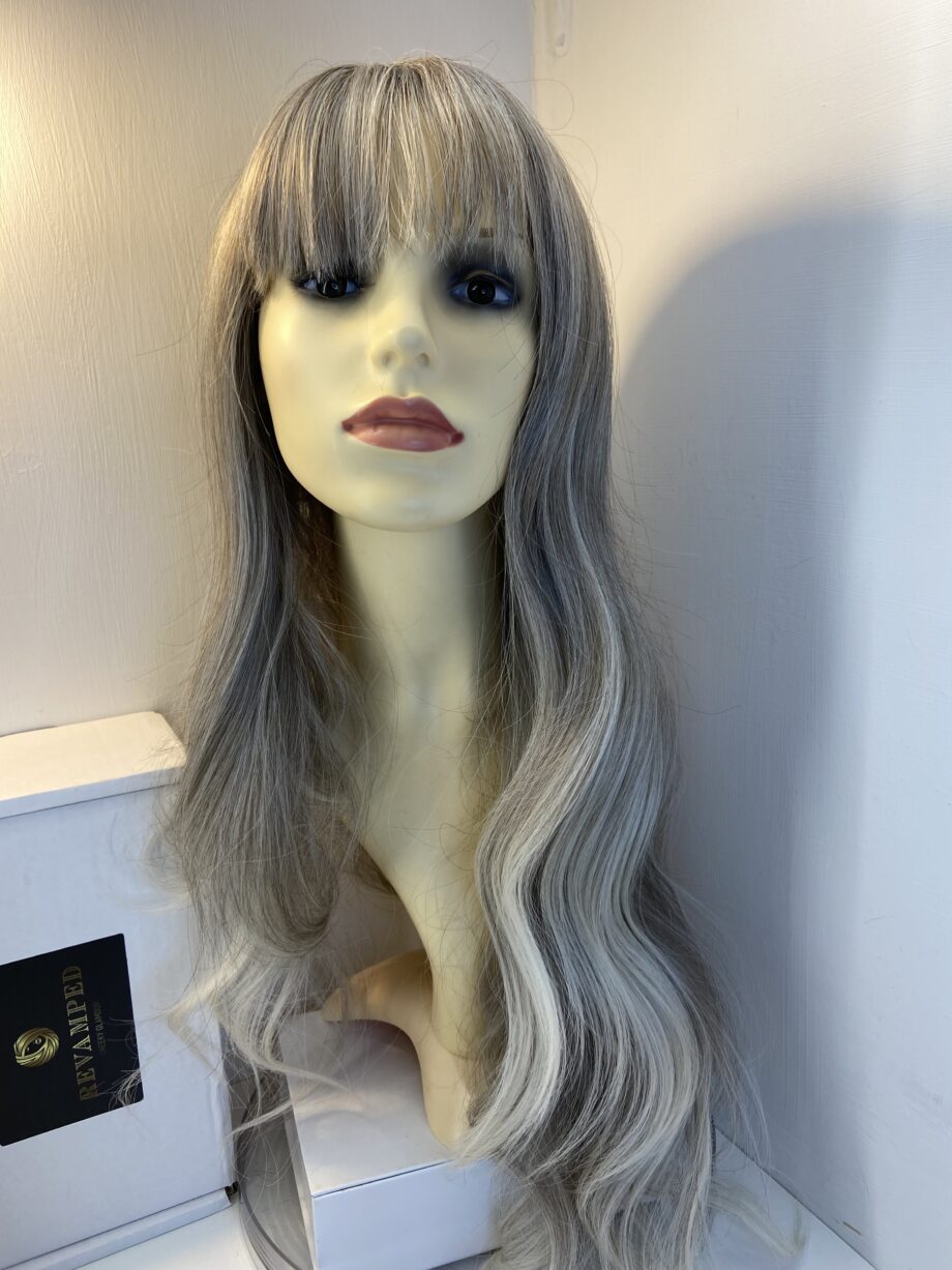 New gorgeous long grey blonde wig. Bblls617
