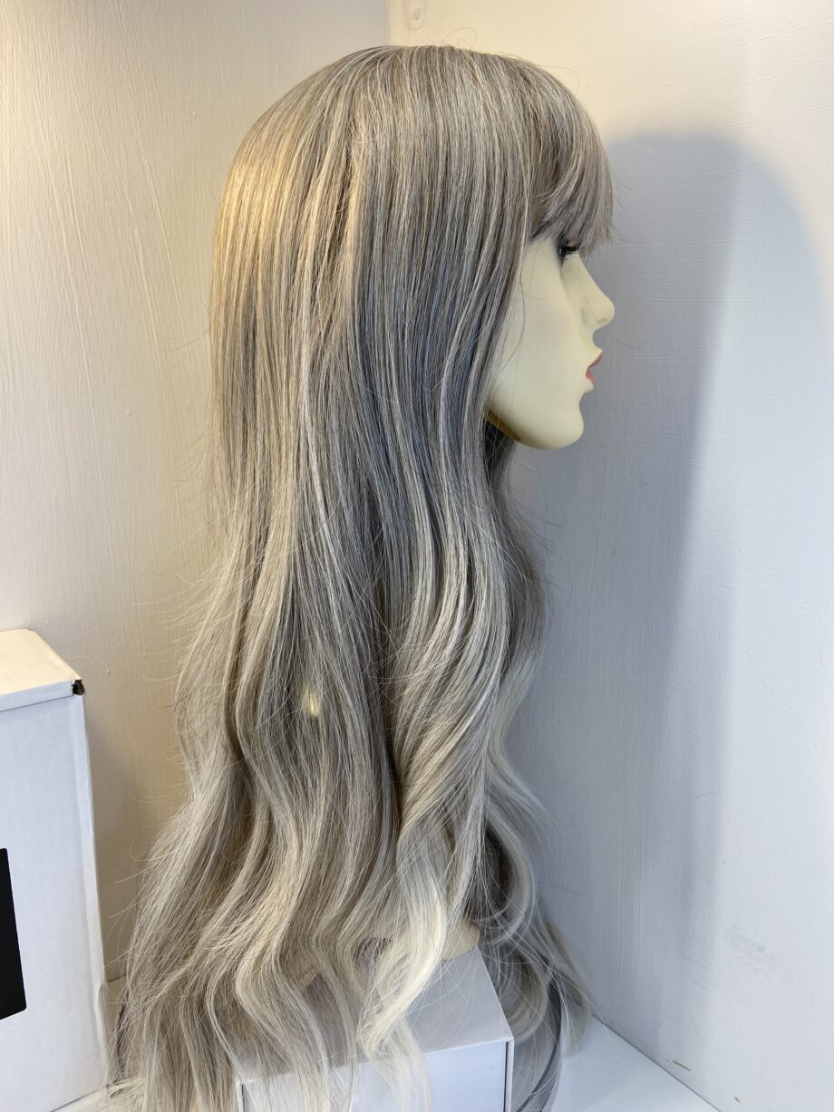 New gorgeous long grey blonde wig. Bblls617