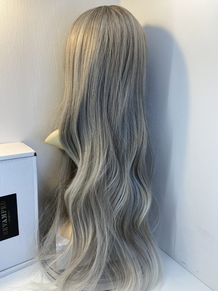 New gorgeous long grey blonde wig. Bblls617