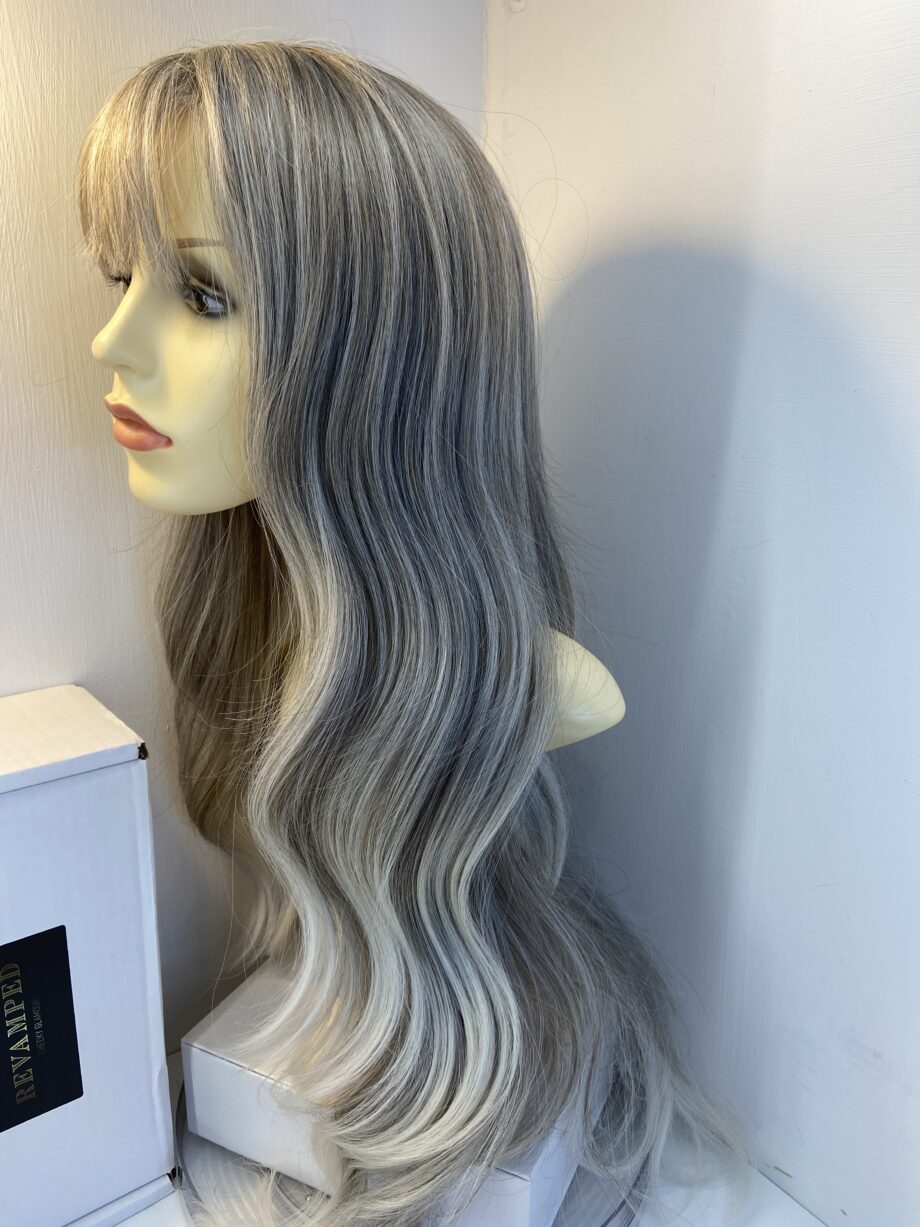 New gorgeous long grey blonde wig. Bblls617