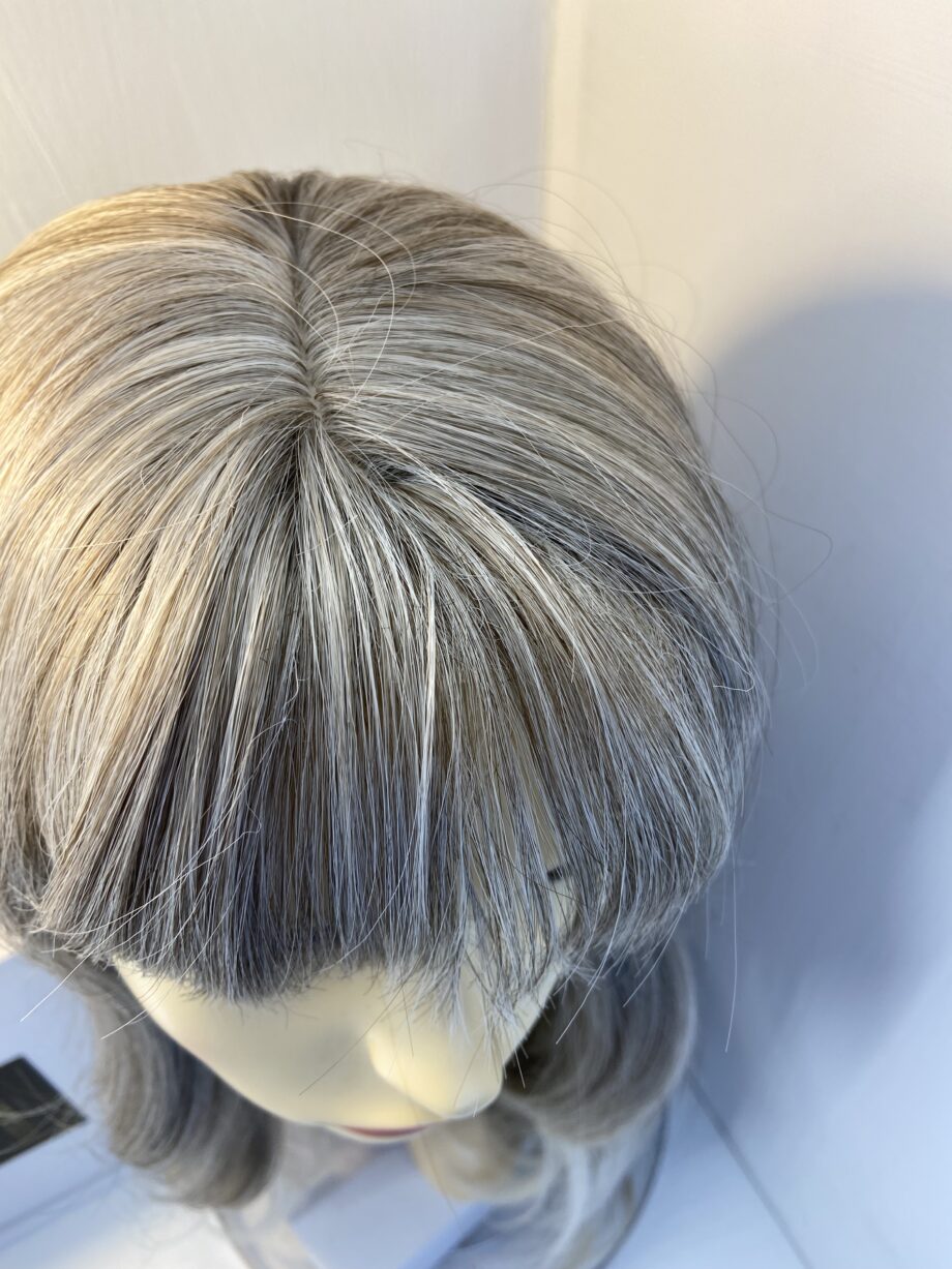 New gorgeous long grey blonde wig. Bblls617