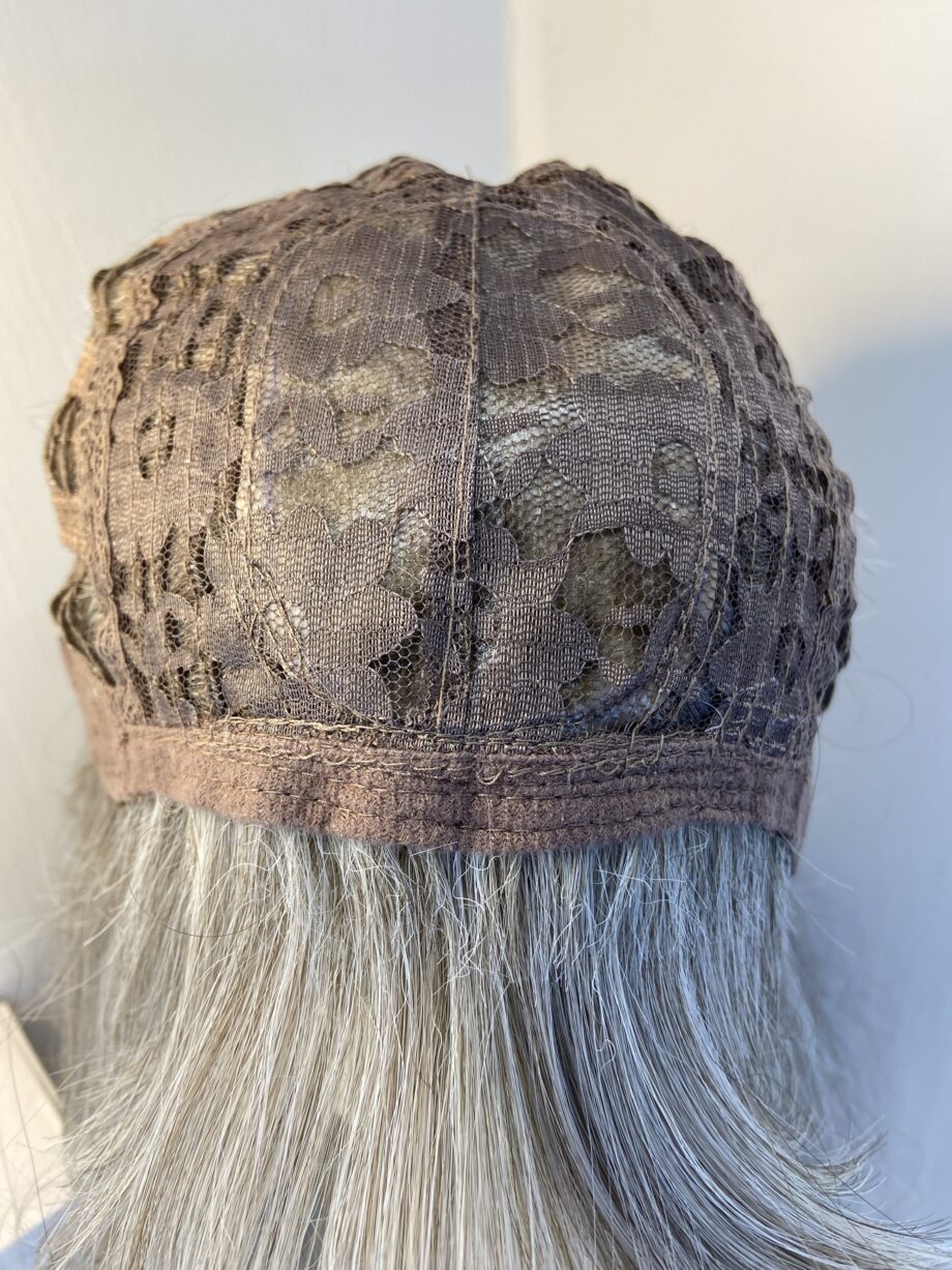 New gorgeous long grey blonde wig. Bblls617