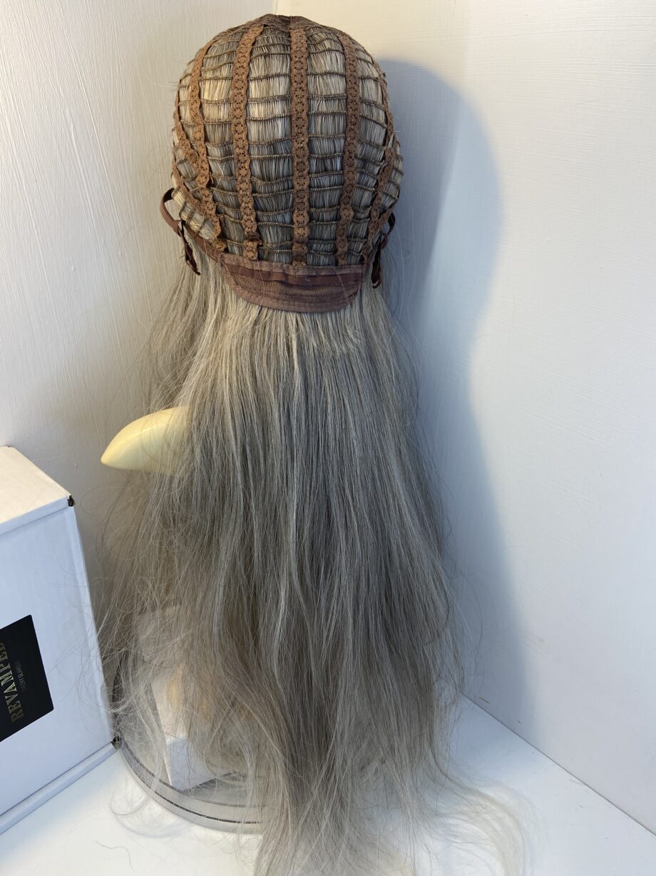 New gorgeous long grey blonde wig. Bblls617