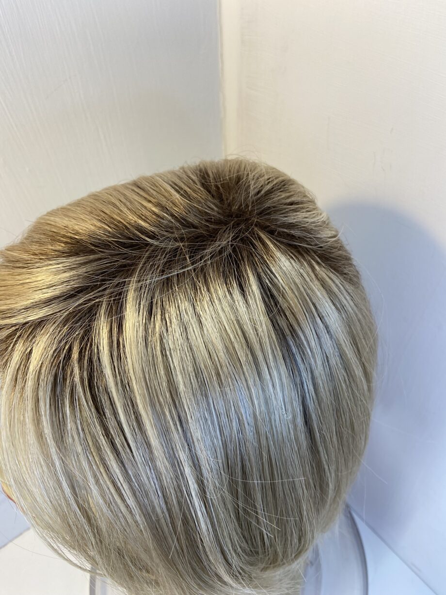 Blonde rooted mid length wig. Blms759