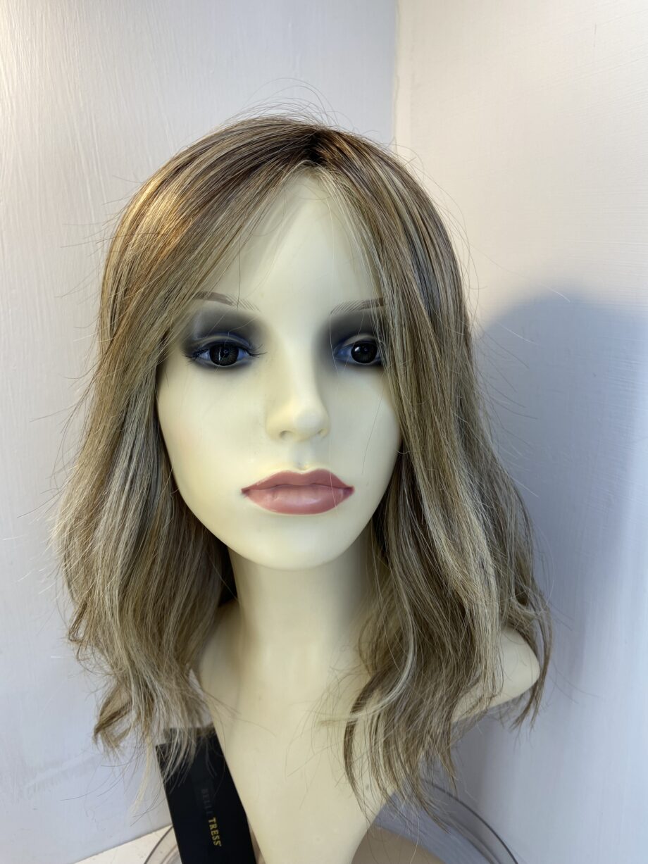 Long new wavy blonde wig. Bllw21