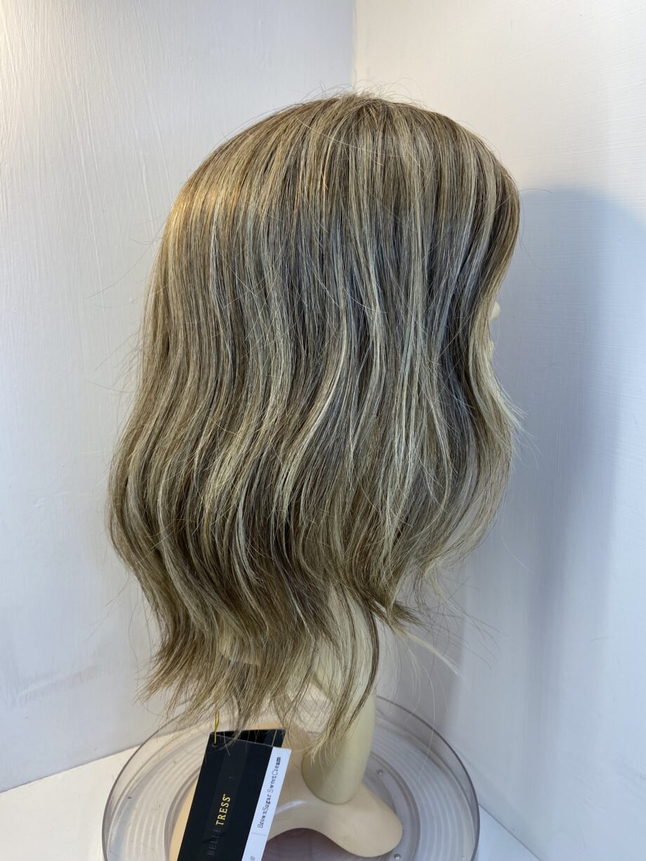 Long new wavy blonde wig. Bllw21