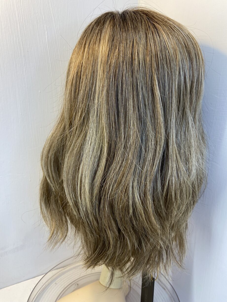 Long new wavy blonde wig. Bllw21