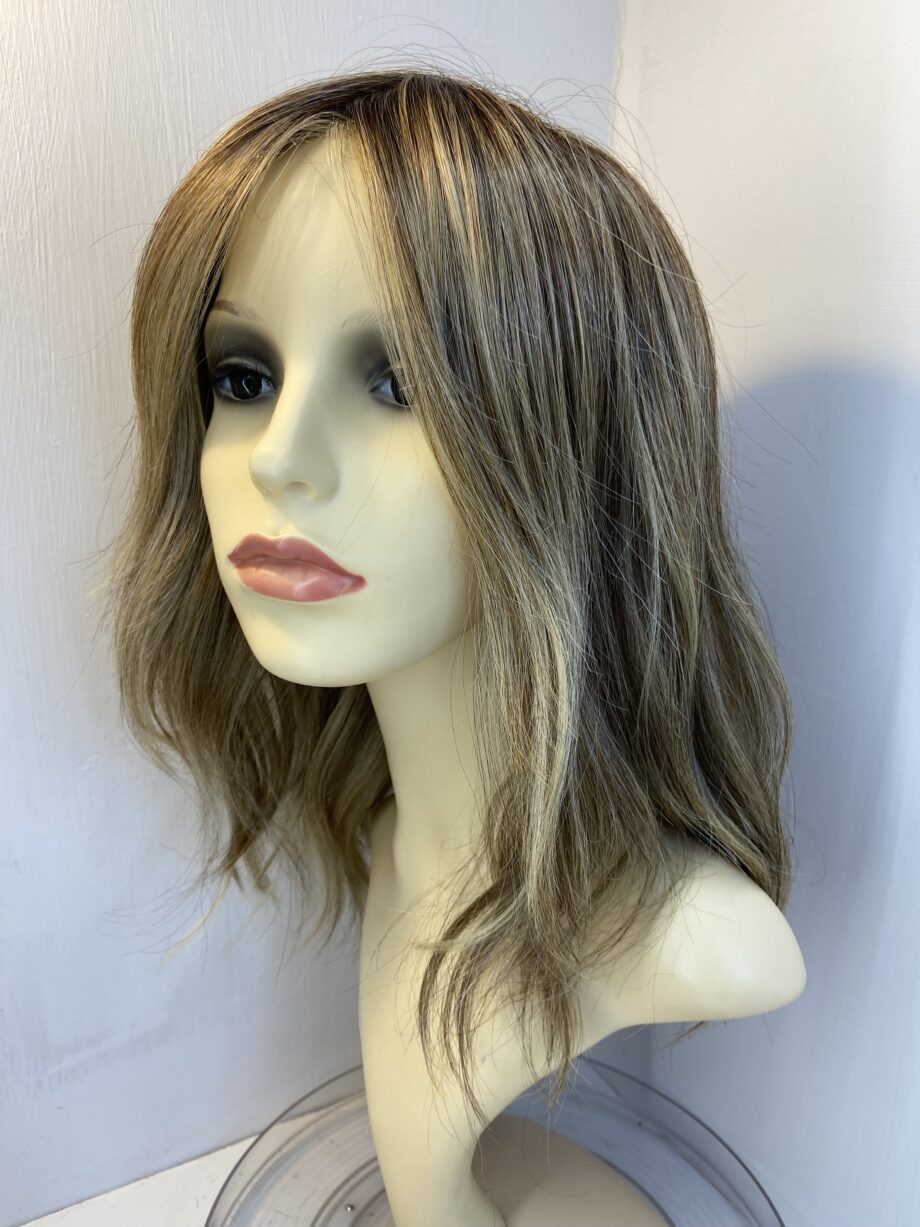 Long new wavy blonde wig. Bllw21