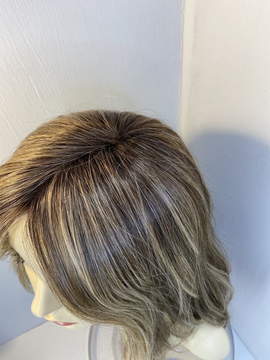 Long new wavy blonde wig. Bllw21