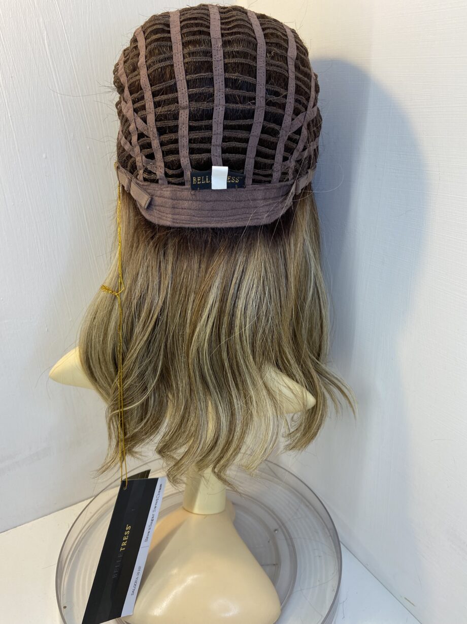 Long new wavy blonde wig. Bllw21