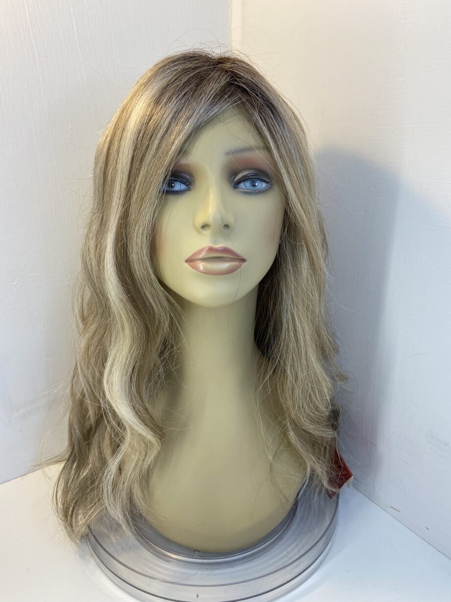 Stunning new blonde wavy wig. Bllw222
