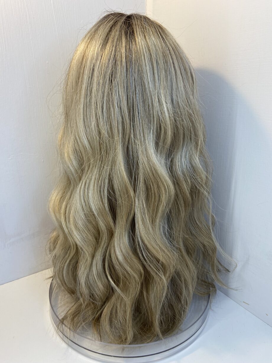 Stunning new blonde wavy wig. Bllw222
