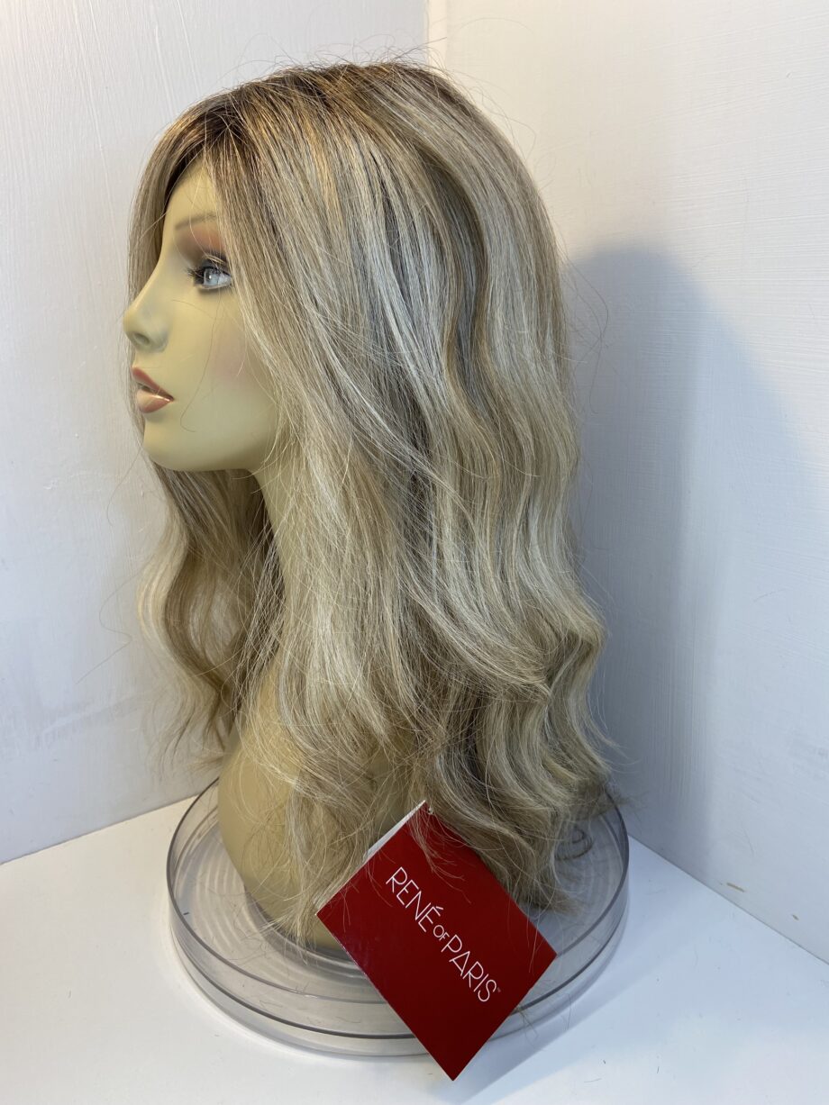 Stunning new blonde wavy wig. Bllw222