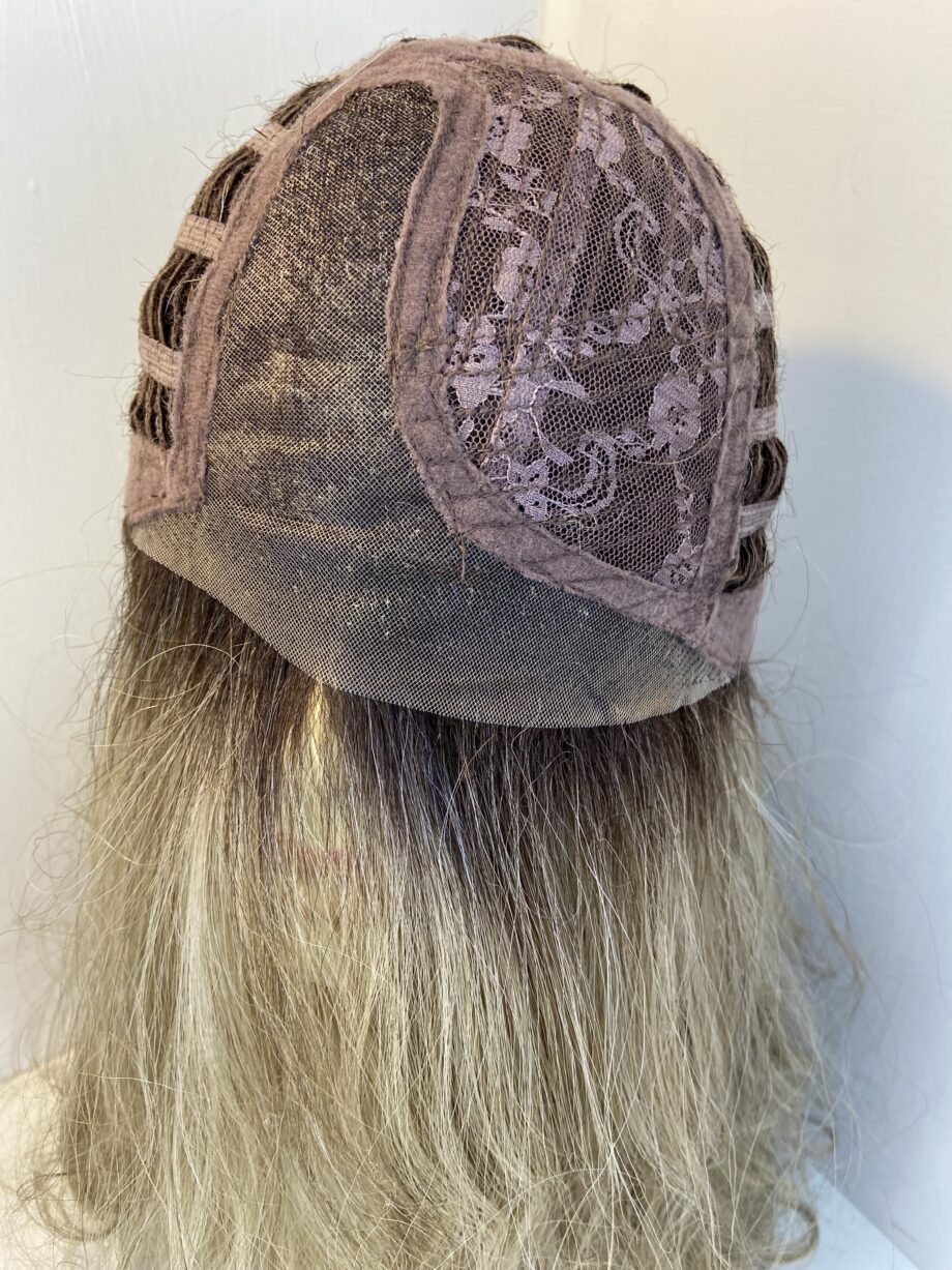 Stunning new blonde wavy wig. Bllw222