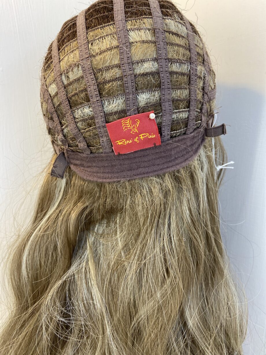 Stunning new blonde wavy wig. Bllw222