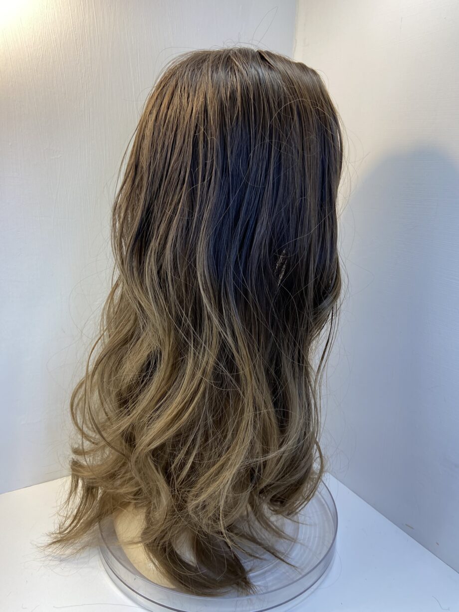Very long new wavy brown wig. Brlw227
