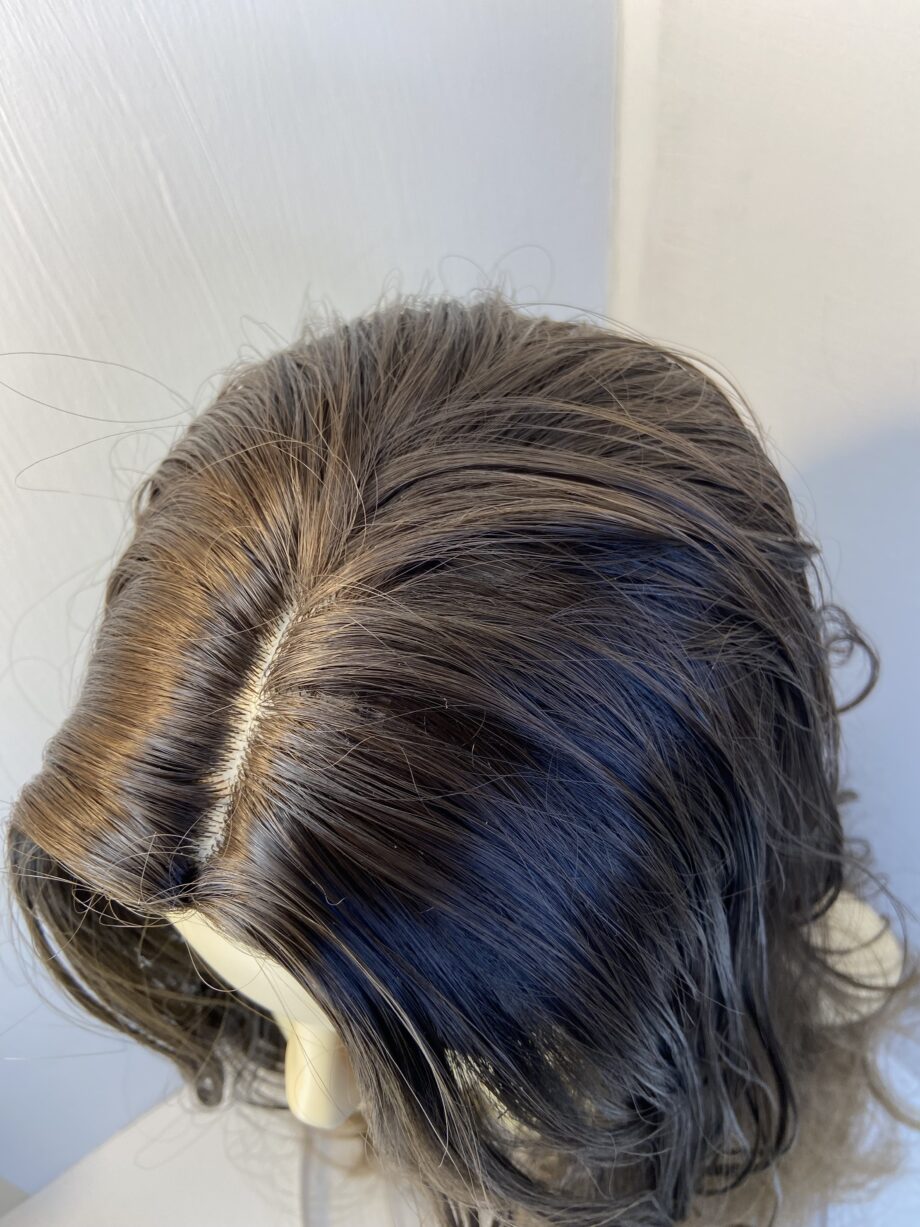 Very long new wavy brown wig. Brlw227
