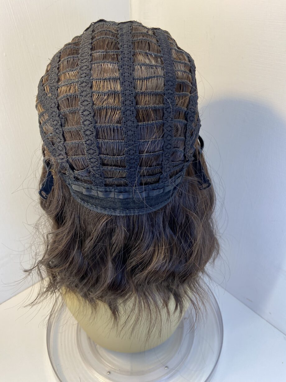 Superb brown wavy wig. Brlw07