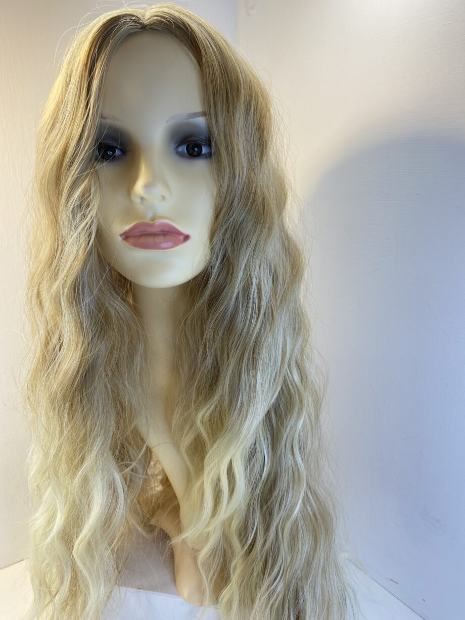 Extra long blonde wavy wig. Bllw08