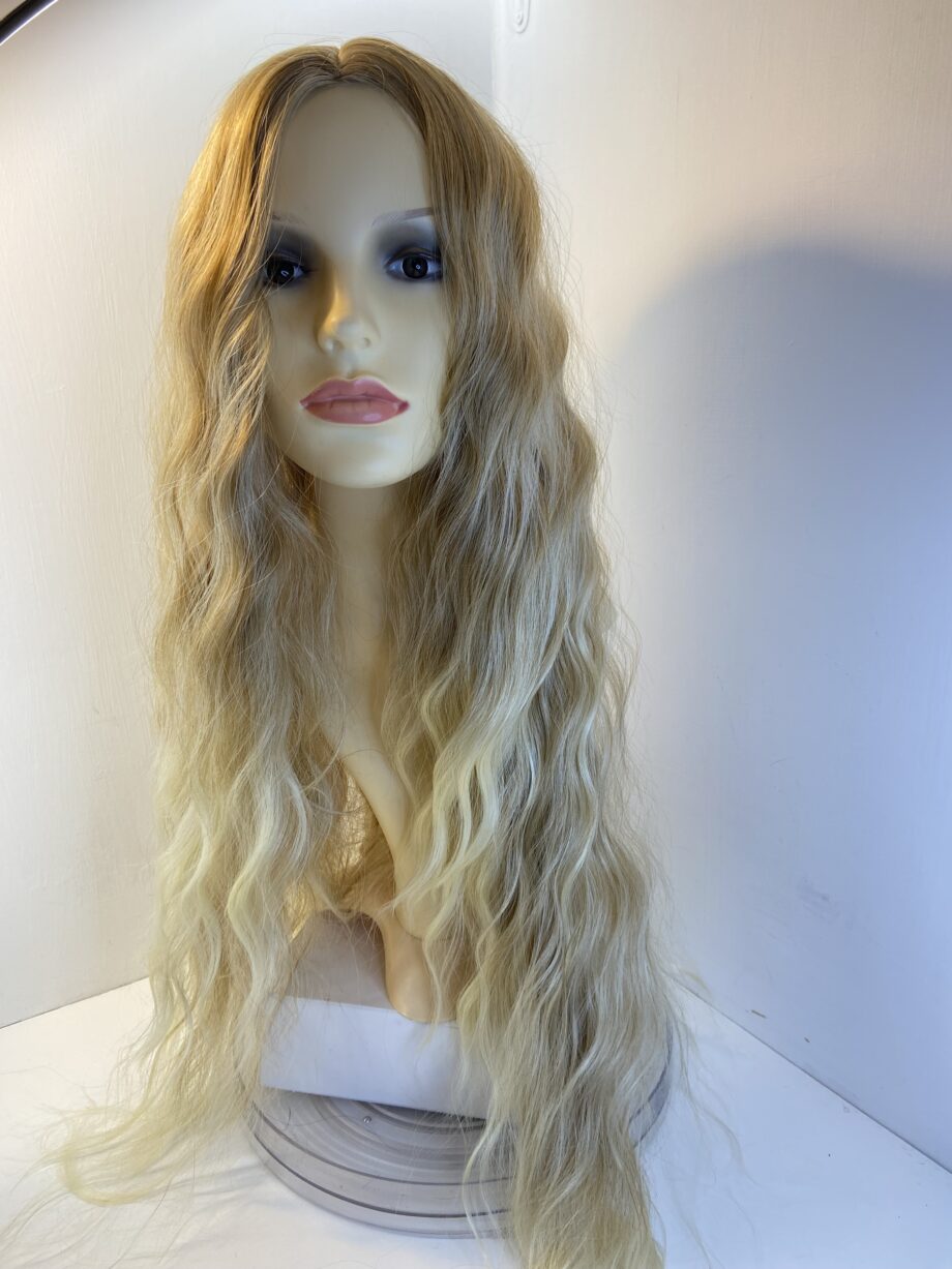 Extra long blonde wavy wig. Bllw08