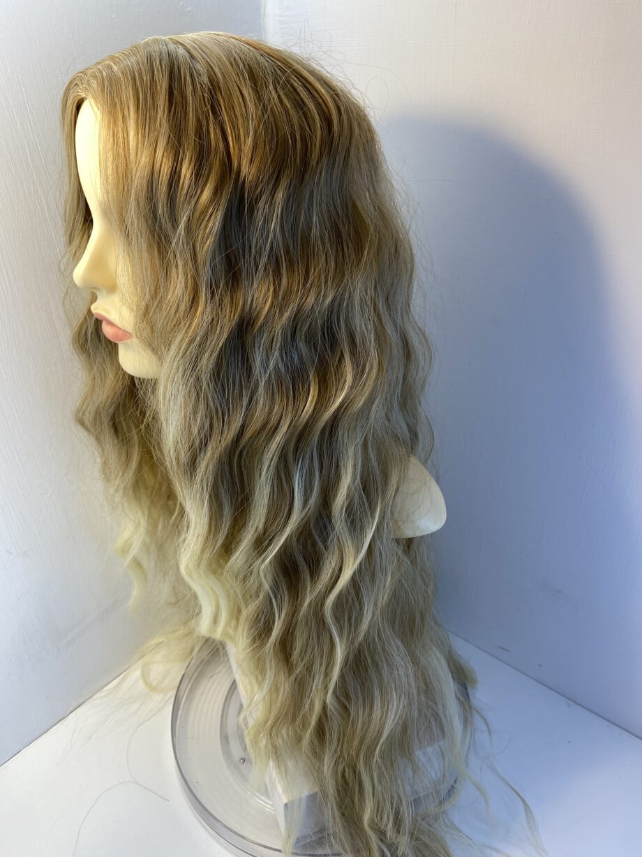 Extra long blonde wavy wig. Bllw08